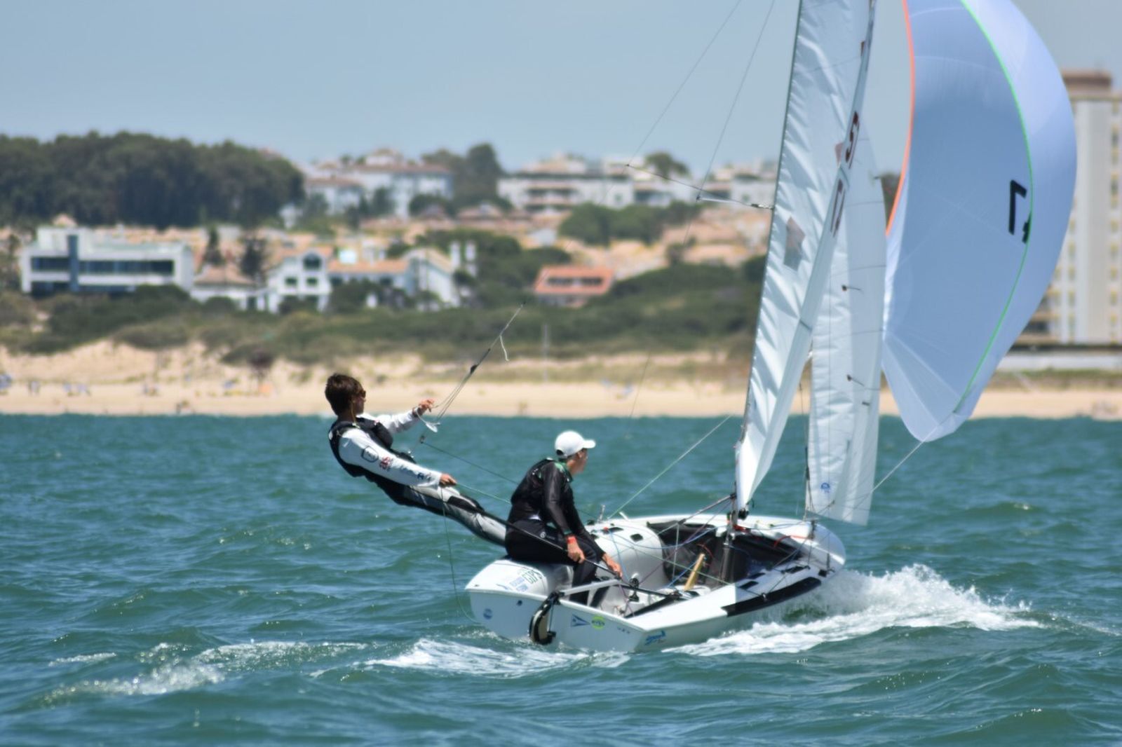 Maniobra en plena competición por parte de la tripulación vencedora, después de una última jornada problemática a causa del viento.