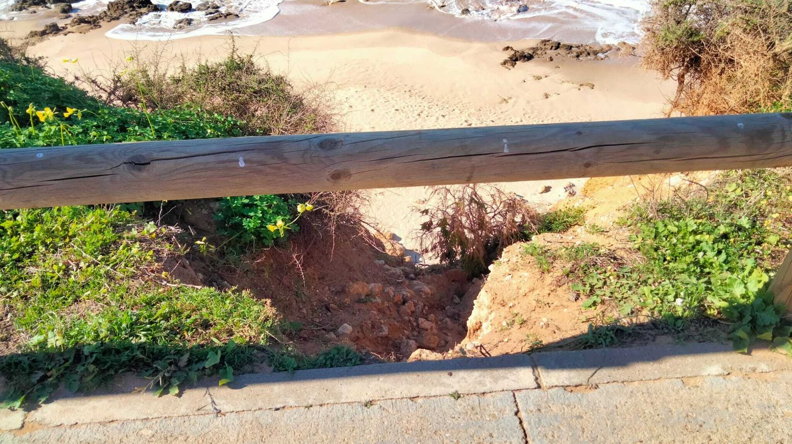 Una imagen del gran socavón sobre la playa de La Calita.