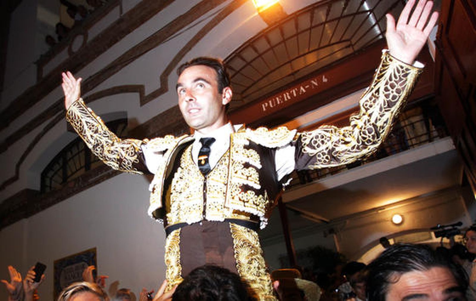 Enrique Ponce y José María Manzanares abrieron la puerta grande de Manolo Segura. Conde pasó inadvertido. 

Foto: Migue Fernandez