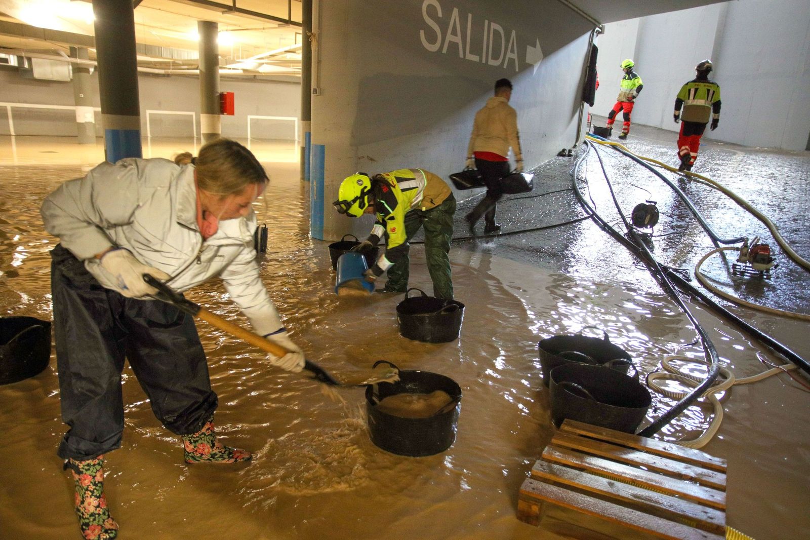 Trabajos de limpieza en un parking de Huétor Tájar tras el temporal.