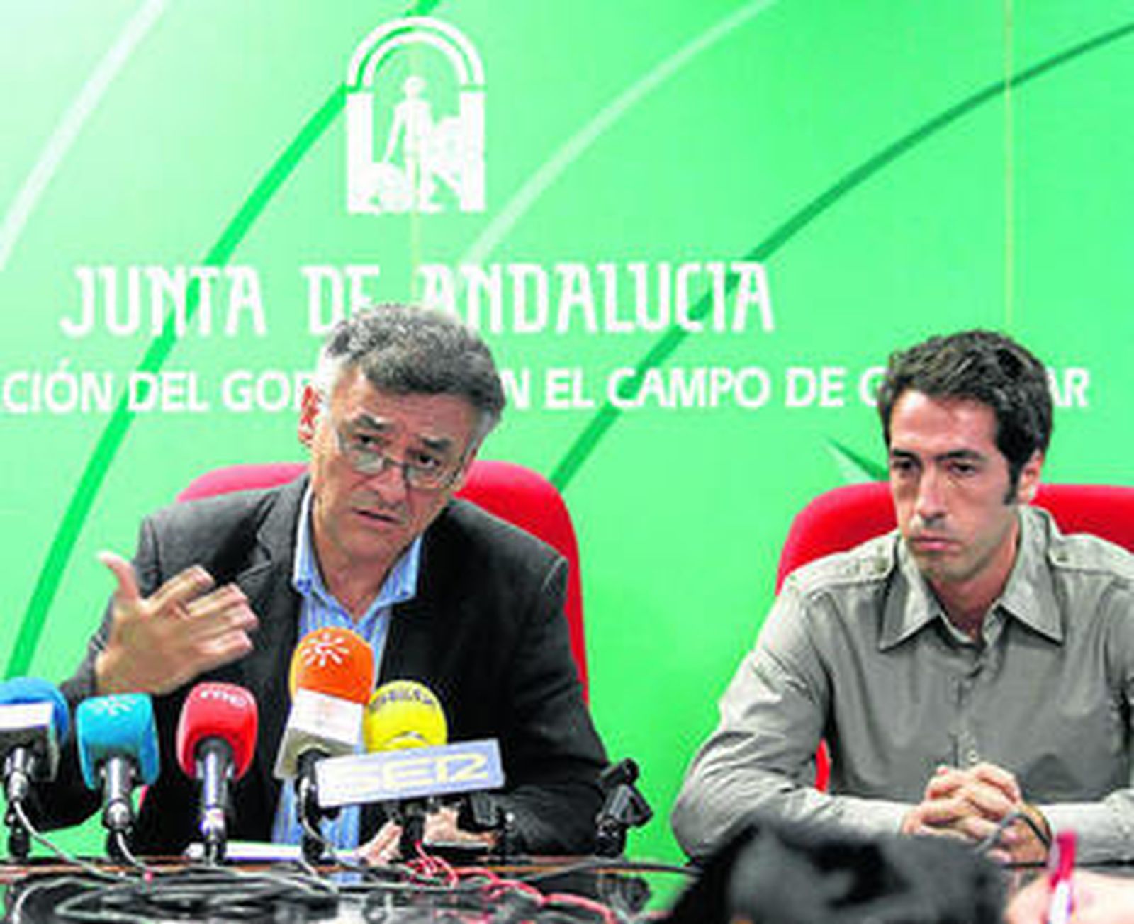 Federico Fernández y Ezequiel Andreu, ayer en la subdelegación de la Junta.