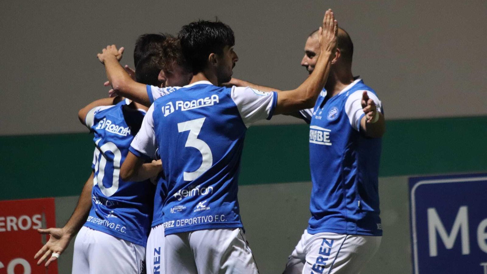 Los jugadores del Xerez DFC celebran el gol de Bello.