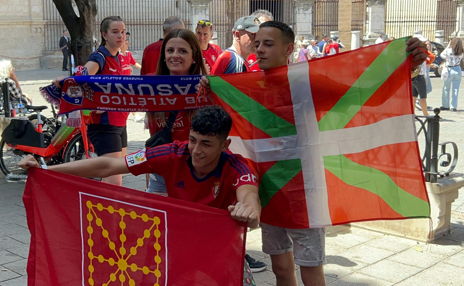 Búscate en la galería gráfica de las aficiones de Osasuna y Real Madrid en Sevilla