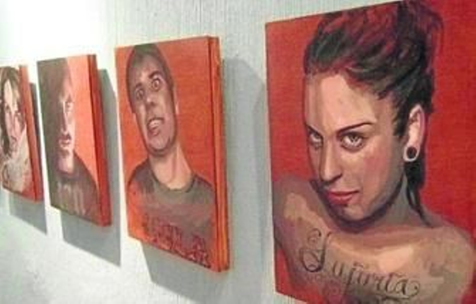Varios de los cuadros de la exposición de Paz Buñuel en la tetería 4 gatos.