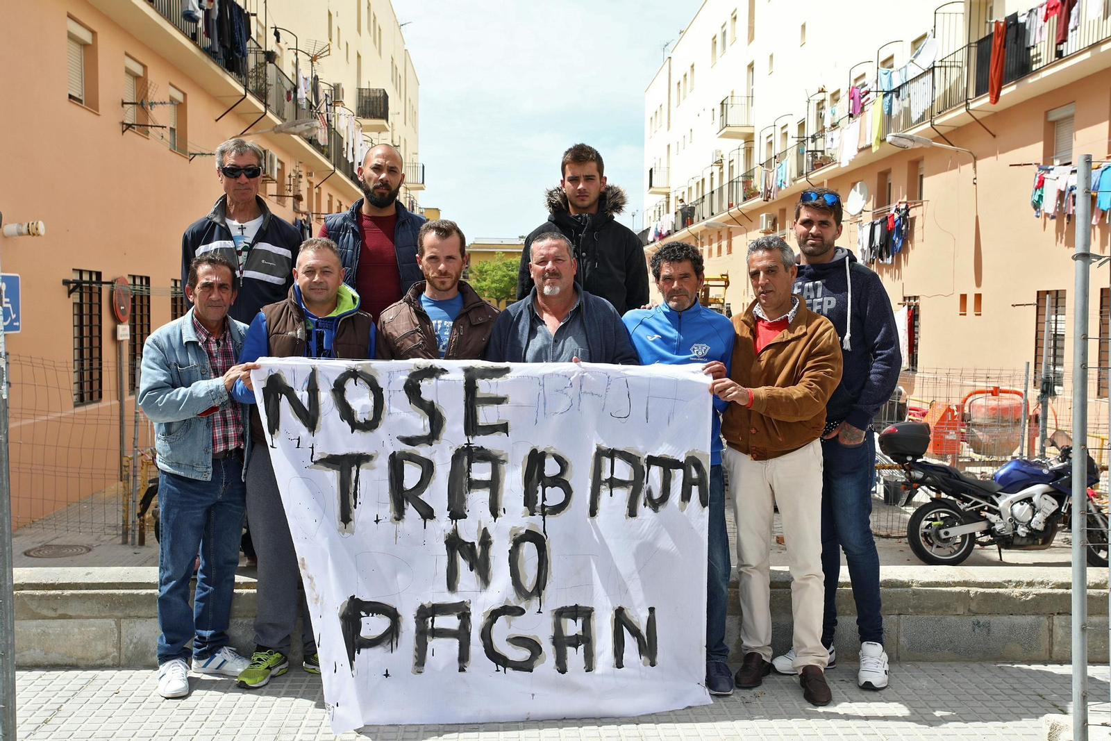 Los trabajadores de las obras de rehabilitación en La Paz piden que se les abone la nómina pendiente.
