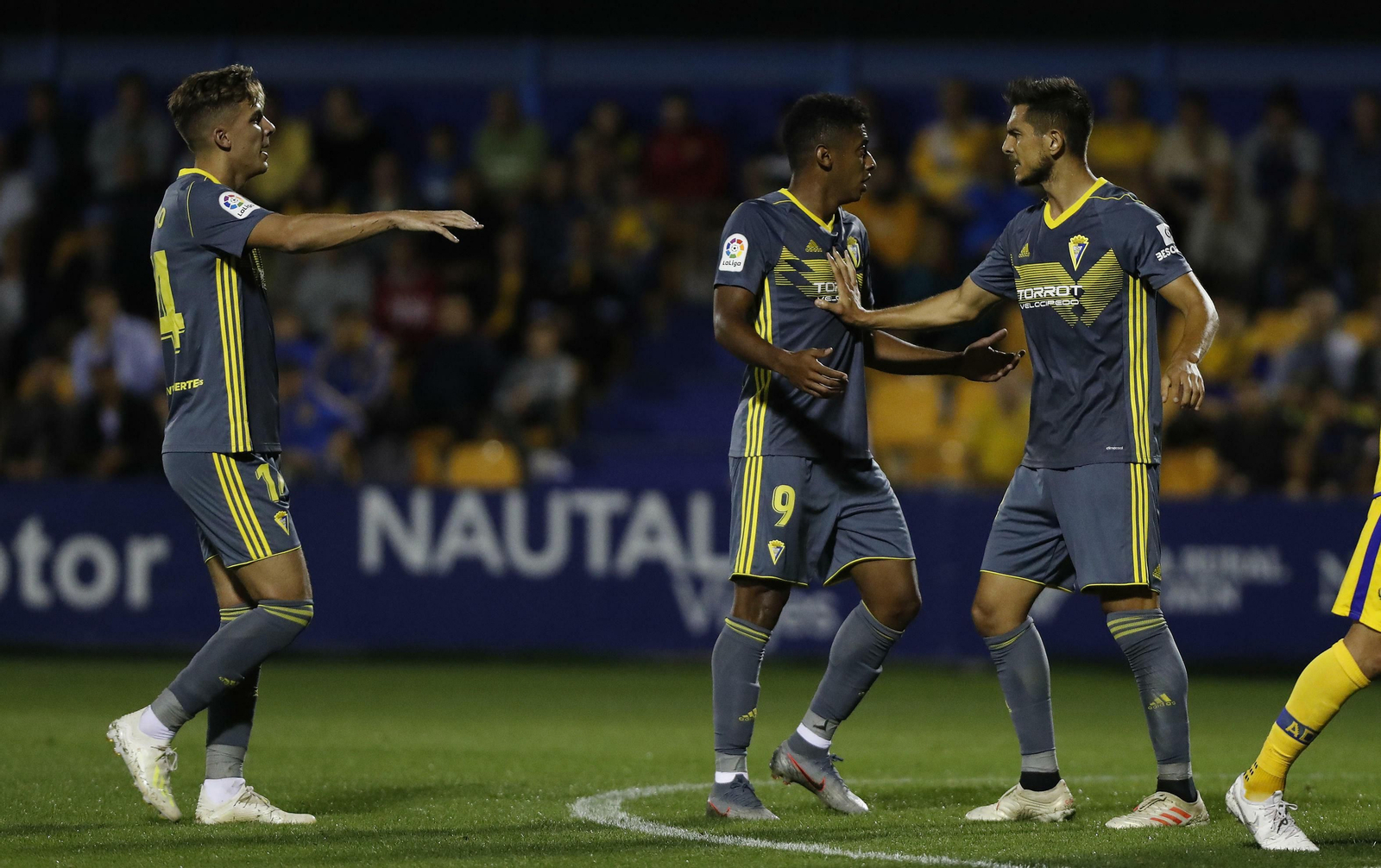 Iván Alejo, Lozano y Marcos Mauro, durante el partido en Alcorcón.