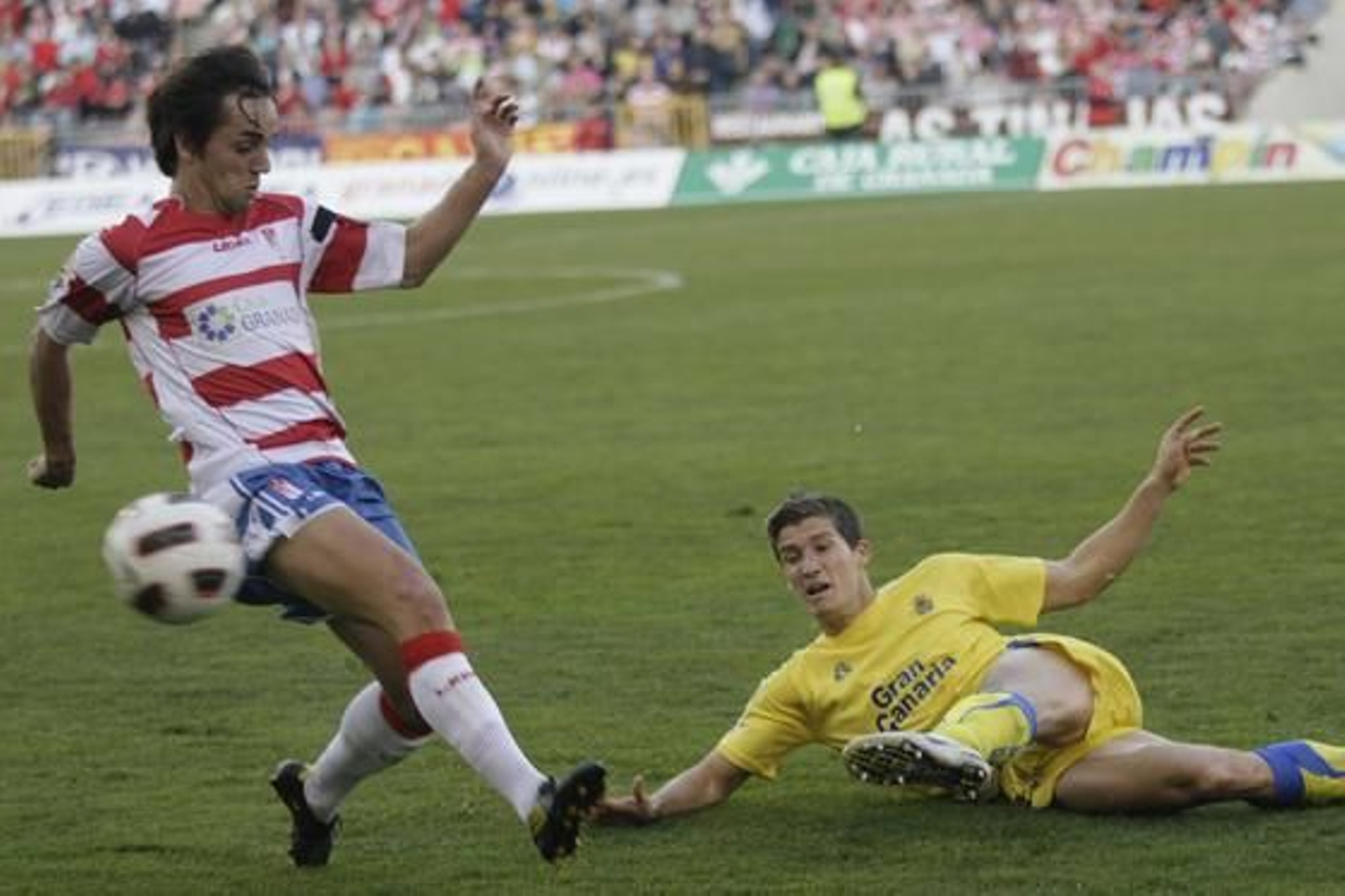 El Granada gana en casa a Las Palmas pese a jugar con diez toda la segunda parte. / Miguel Rodríguez