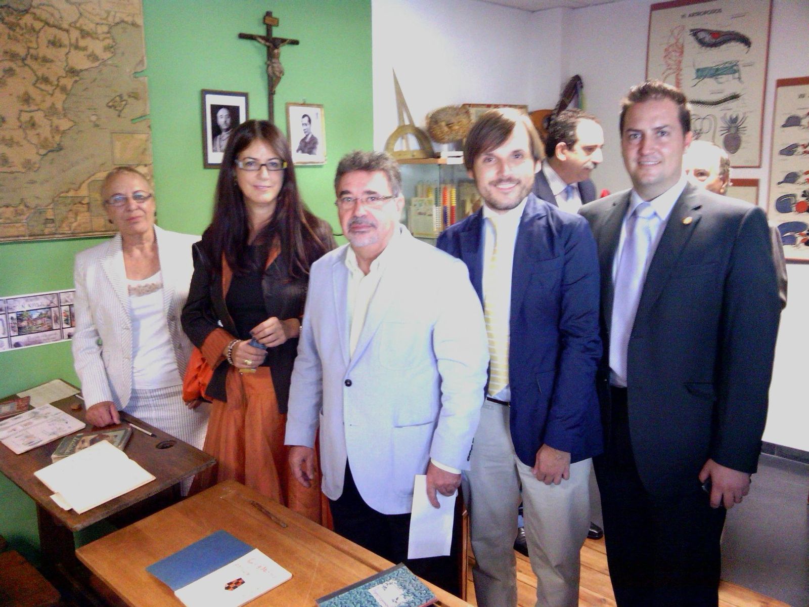 Pablo Álvarez Domínguez (segundo derecha) en el Museo Pedagógico hispalense.