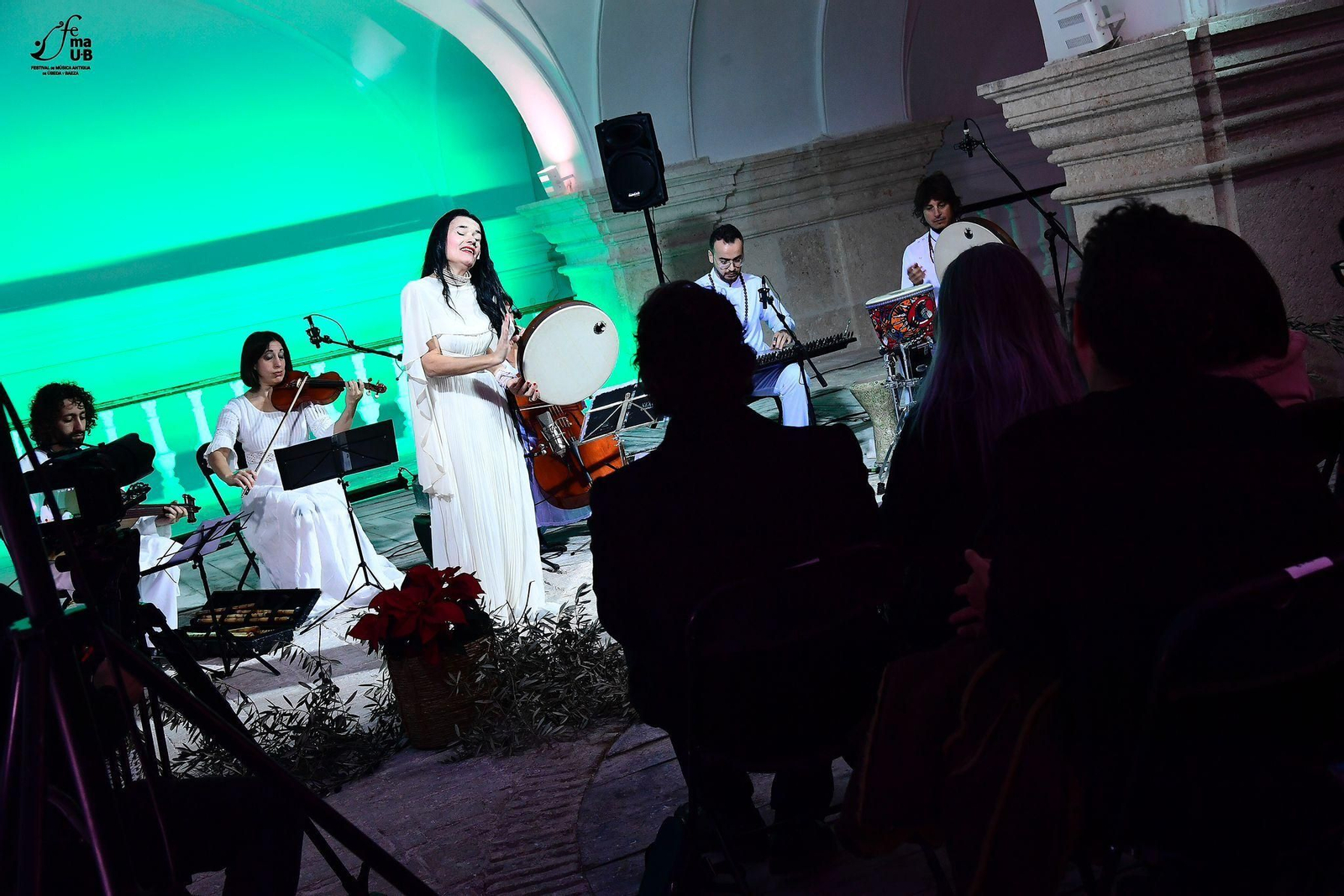 Música sefardí y andalusí con la actuación de Mara Aranda representando las diásporas del Mediterráneo.