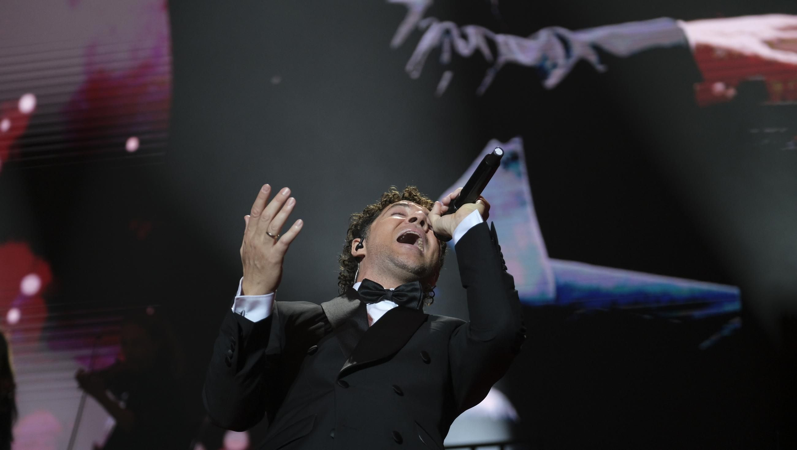 David Bisbal enamora a su Almería en el inicio de la gira 'Todo es Posible en Navidad', en fotografías