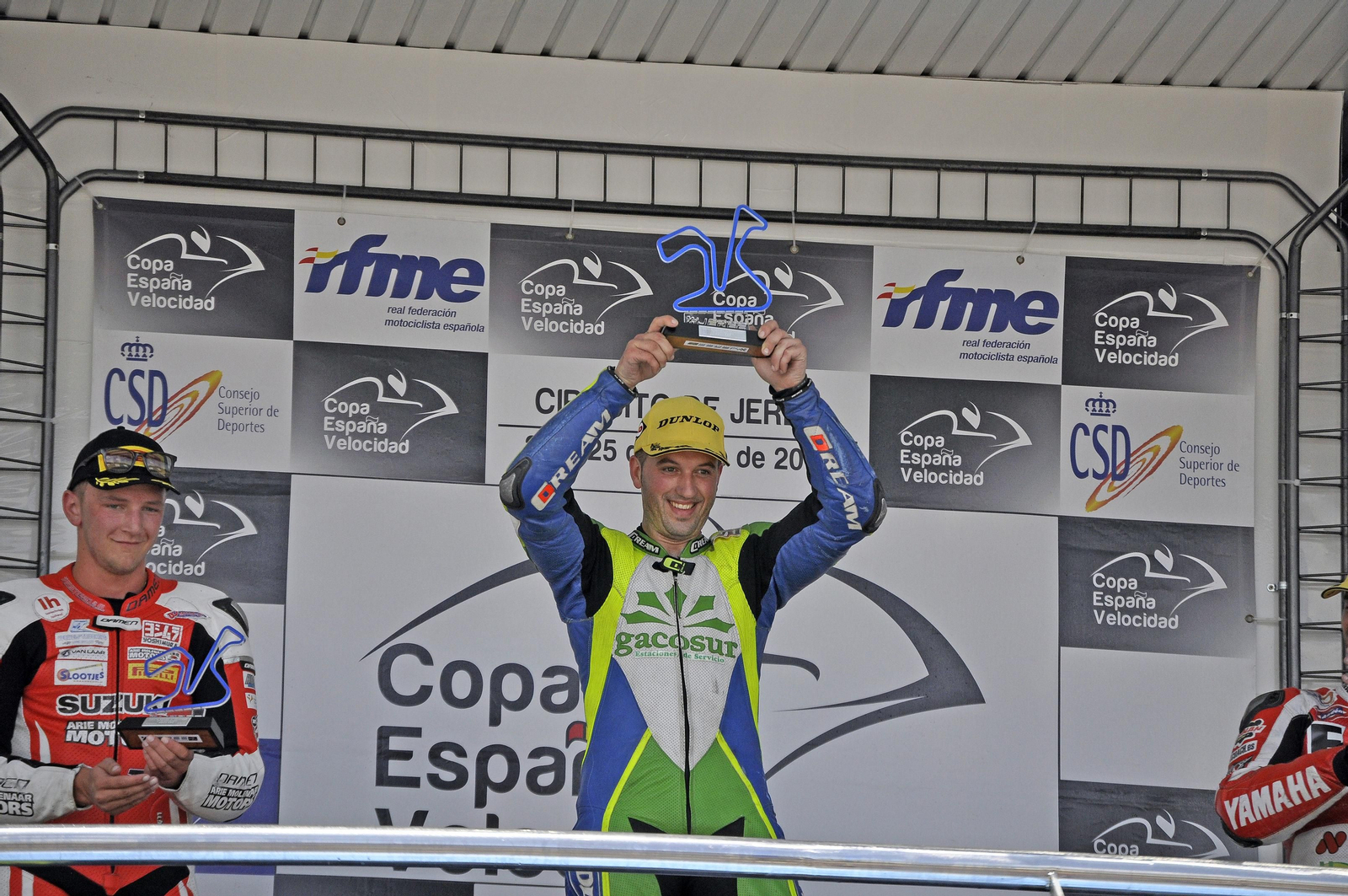 Sergio Pastrana, en el podio del Circuito de Jerez celebrando su victoria en la Copa de España en 2014.