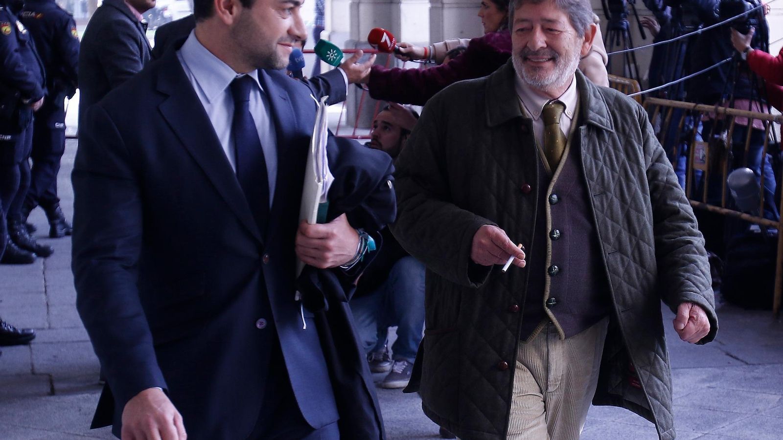 El ex director de Trabajo Javier Guerrero, con su abogado, Rafael Ramírez-García del Junco.