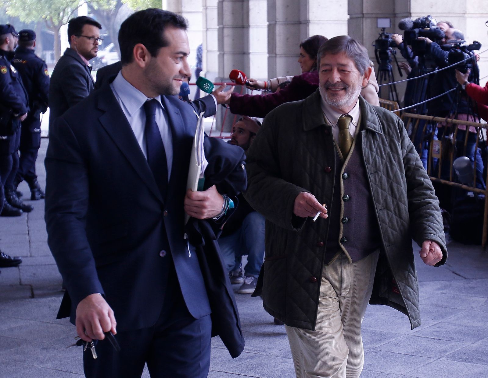 El ex director de Trabajo Javier Guerrero, con su abogado, Rafael Ramírez-García del Junco.