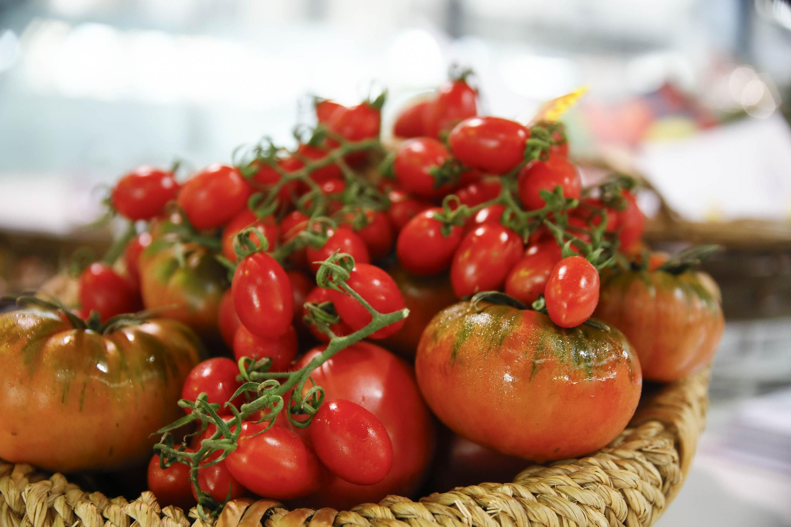 El tomate en el corazón de la cocina: Los martes gastronómicos en el mercado central de Almería, en imágenes