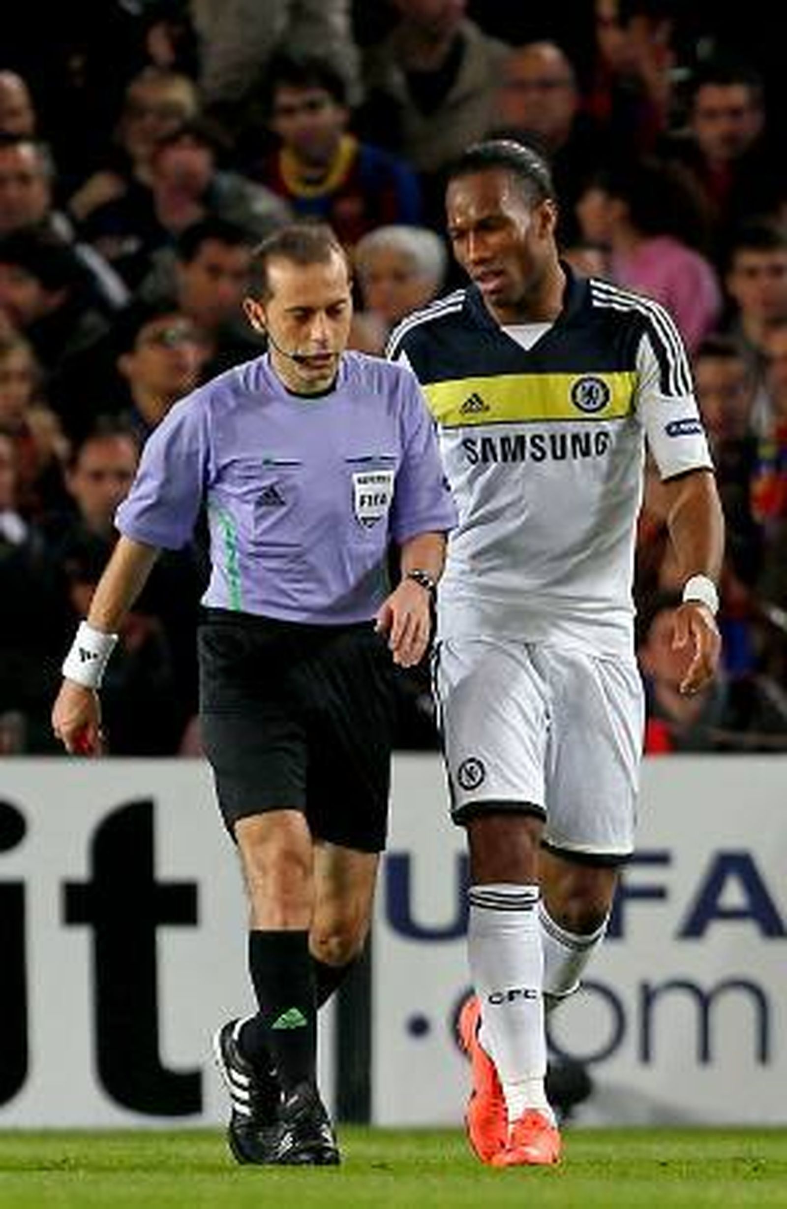 El árbitro turco Cuneyt Cakir, bajo sospecha en Portugal