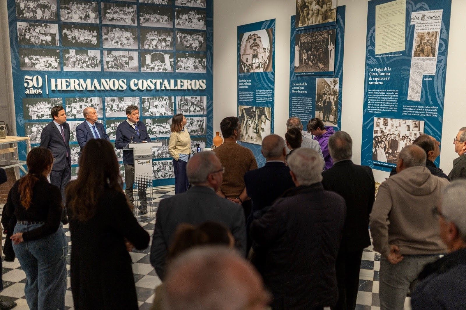 Inauguración de la exposición '50 años de las cuadrillas de hermanos costaleros en Huelva