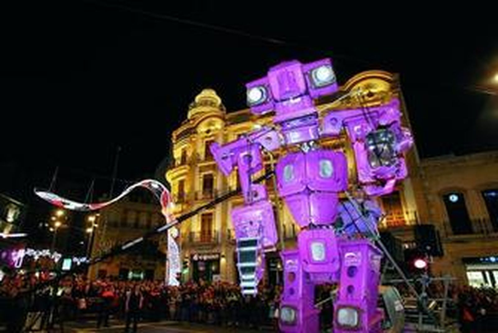 Robots y monstruos de hojalata impregnan de futurismo la cabalgata