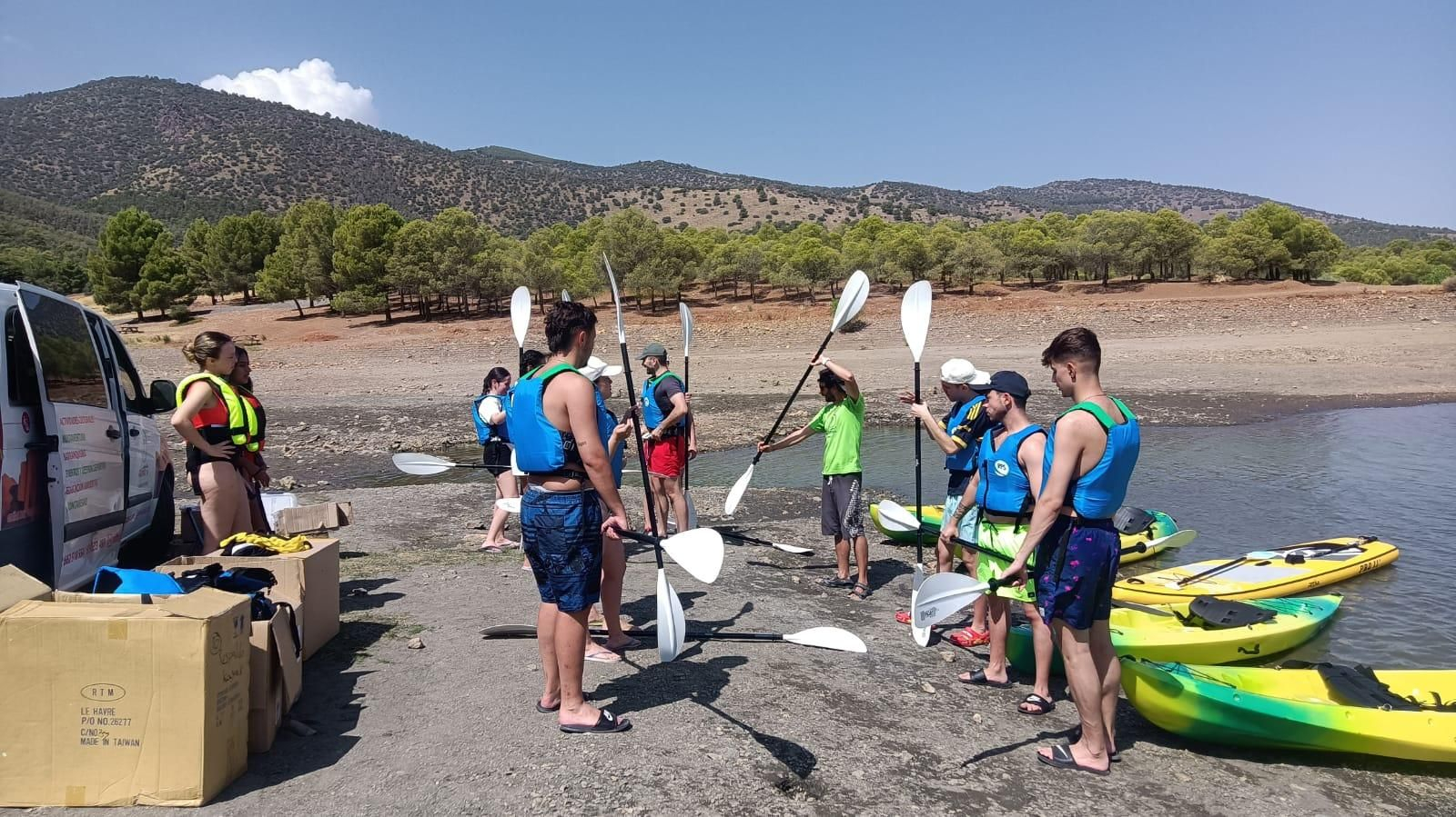Jóvenes de Guadix disfrutan de una experiencia única de piragüismo y paintball: las imágenes