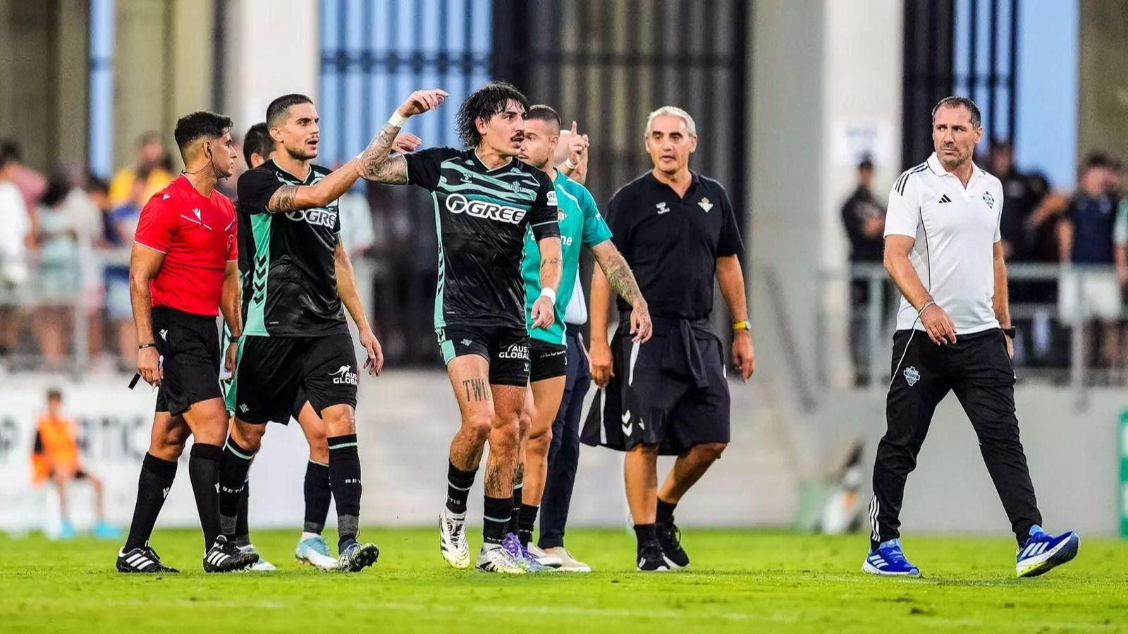 Bellerín frustado con el árbitro tras ser expulsado erróneamente ante el Como