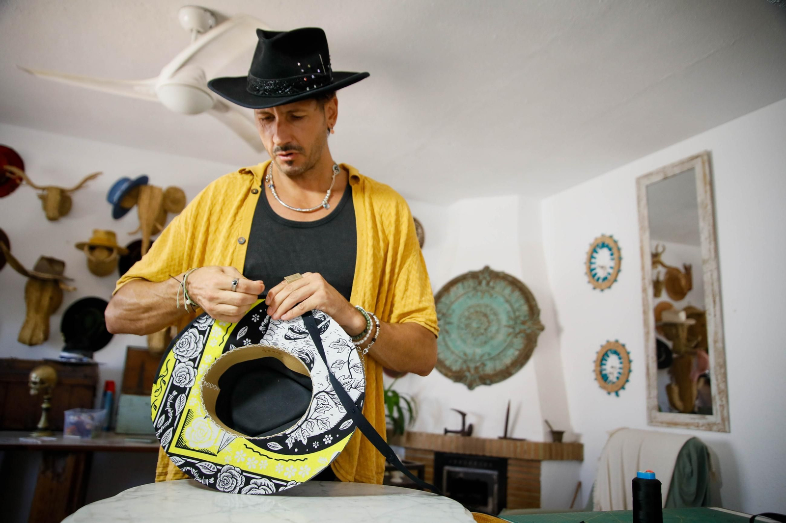 Imágenes del proceso creativo en sombreros de Alejandro Mateo