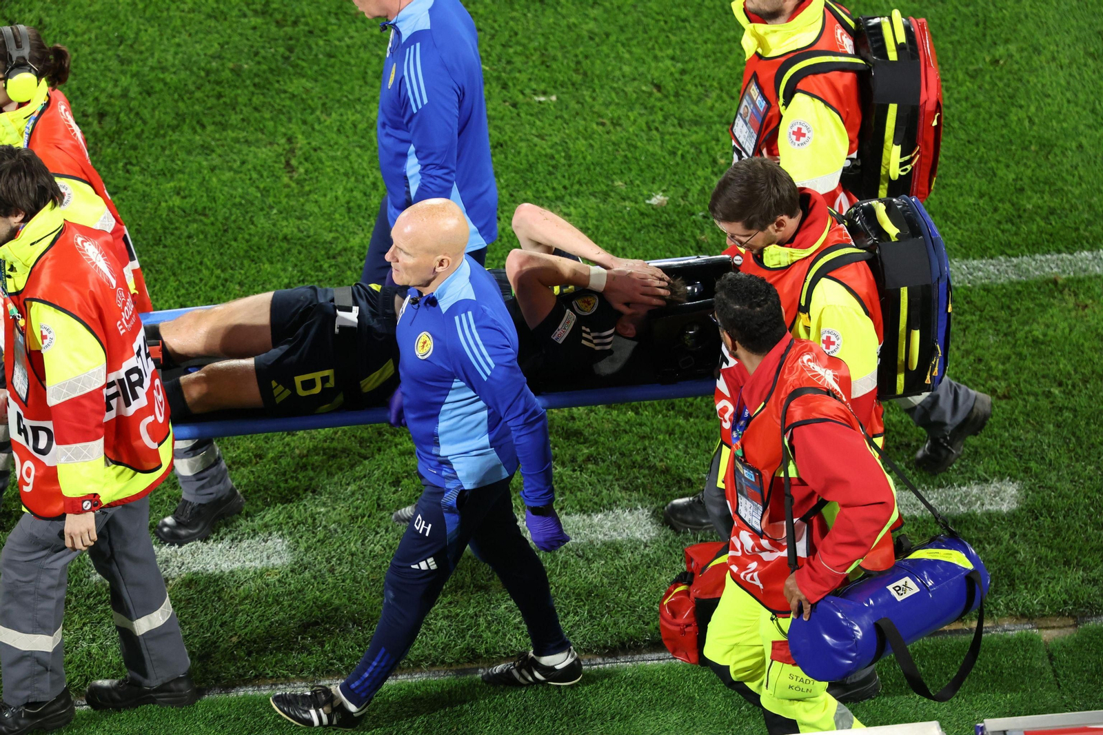 El escocés Tierney se retira entre gestos de dolor tras lesionarse.