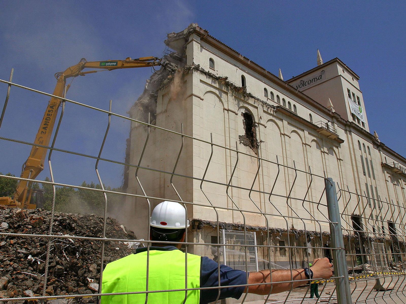 Demolición del silo del puerto de Málaga, en 2006. Demolición del silo del puerto de Málaga, en 2006.