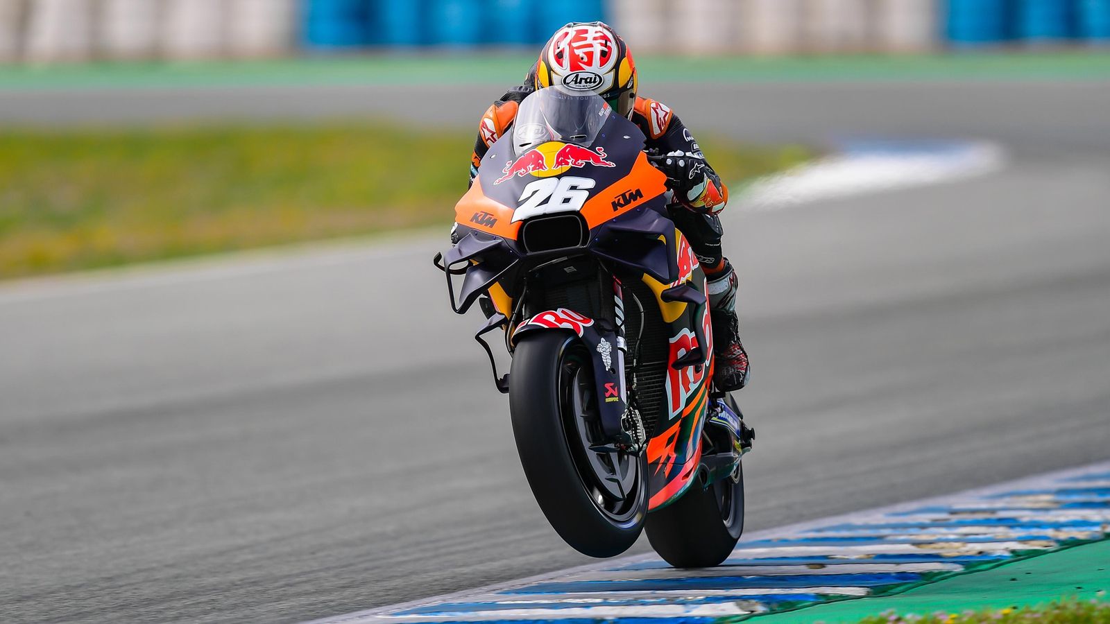 Dani Pedrosa hace un caballito en el trazado jerezano.