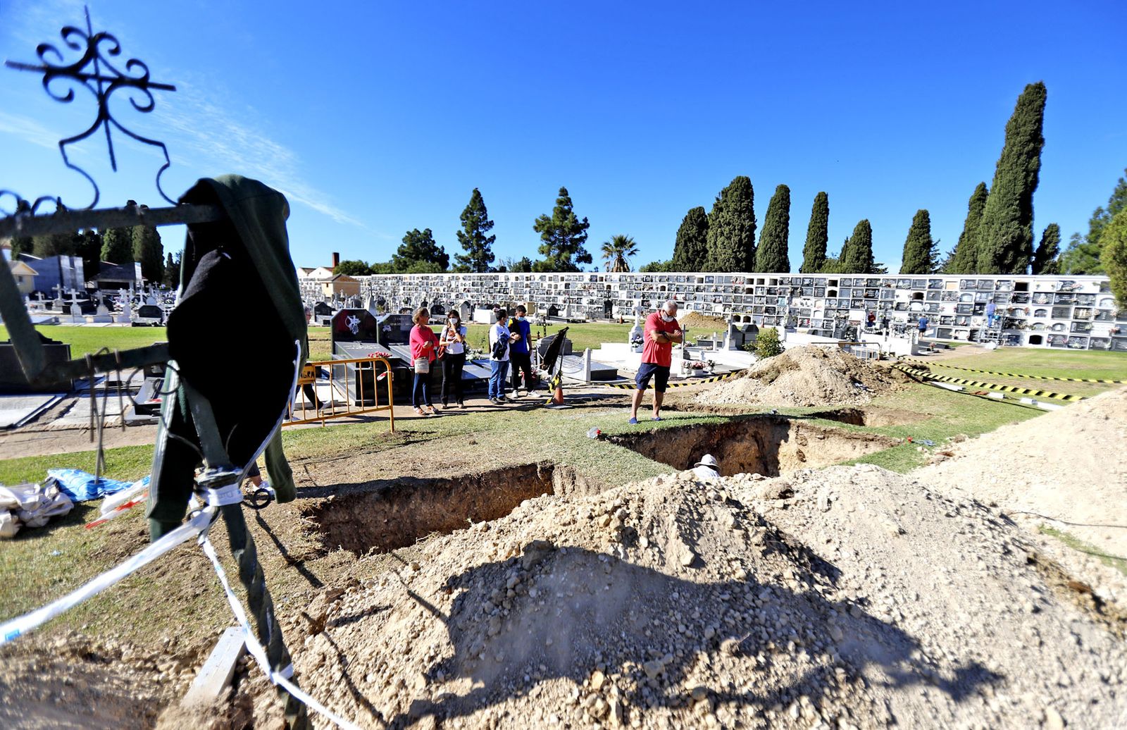 Visita a la fosa común del cementerio de La Soledad de Huelva