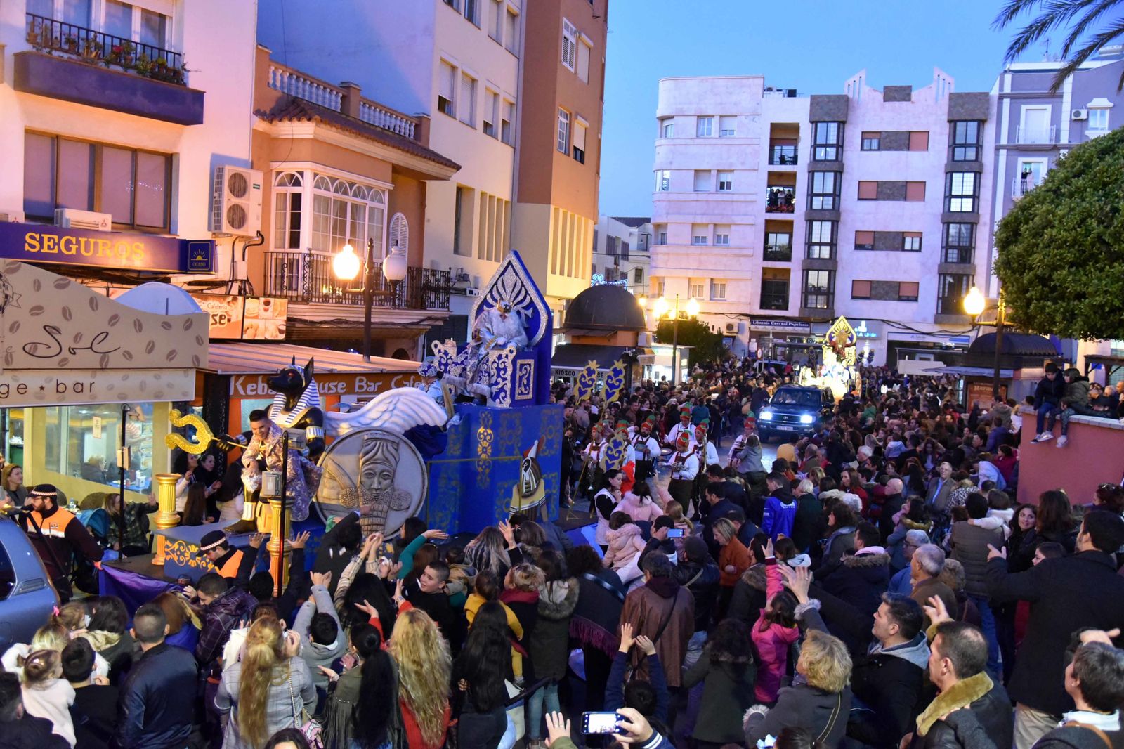 Cabalgata de Reyes magos en la Línea