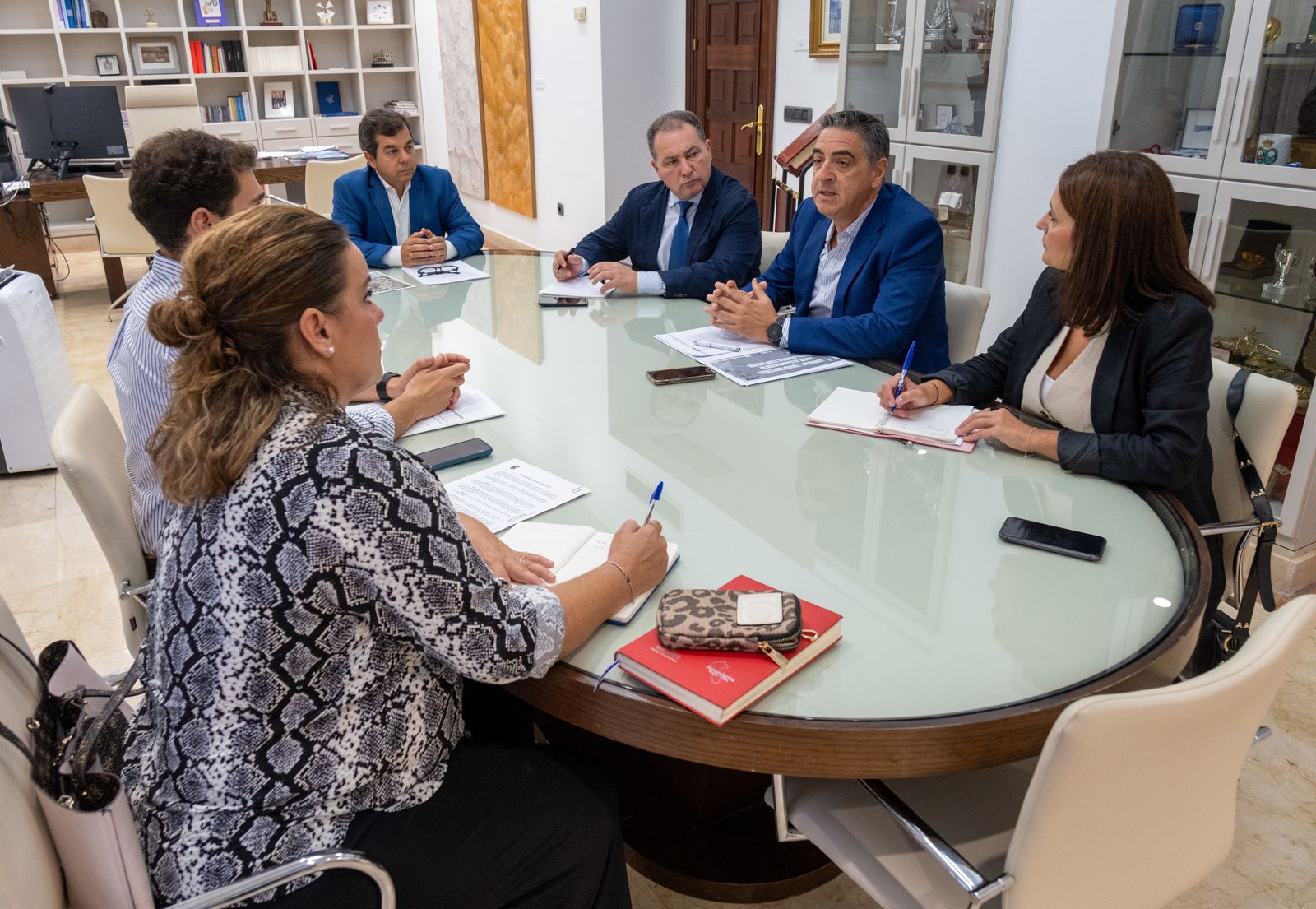 Reunión de representantes de la Diputación de Huelva y la Junta de Andalucía.