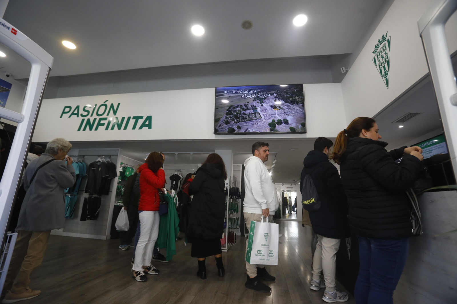 La venta de las equipaciones del Córdoba CF de esta temporada, en imágenes
