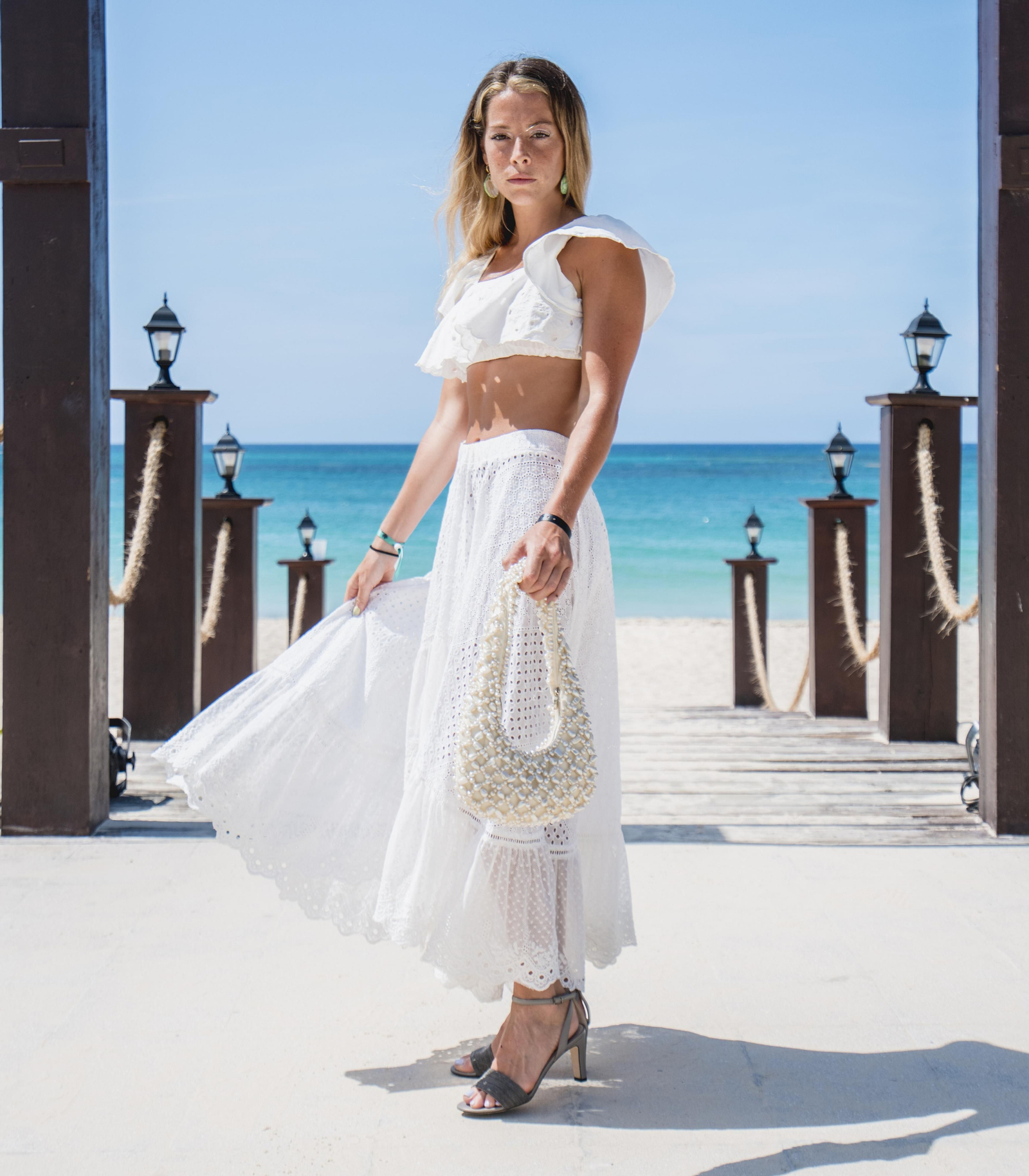 Belén Écija con un look total white de flada y crop top.