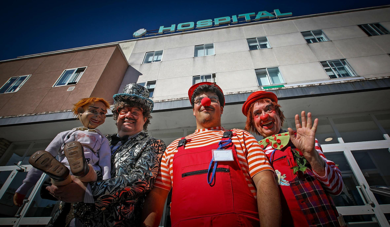 Imágenes de los Payasos Sanadores PASA en el hospital de Jerez.
