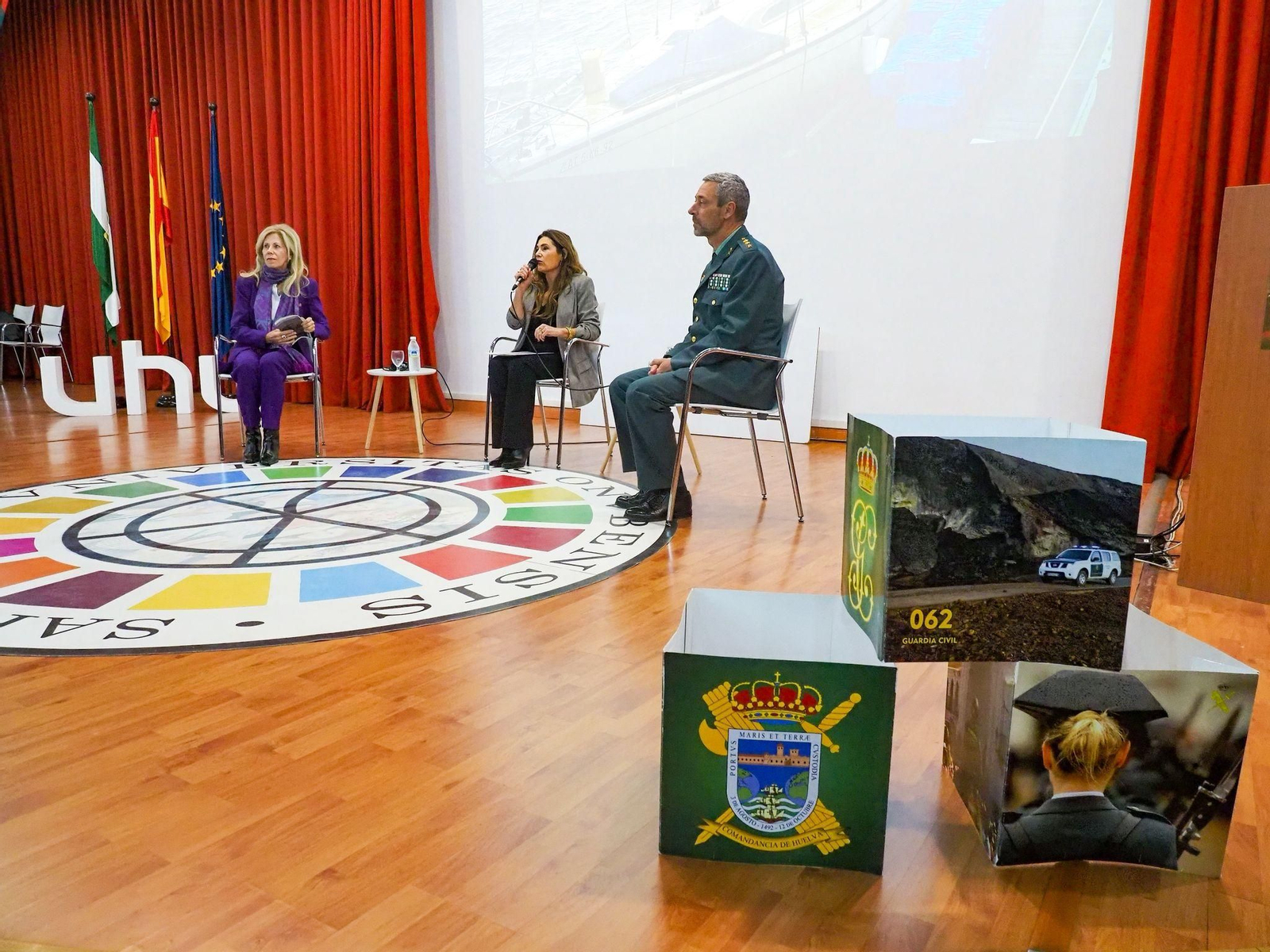 María José Rico, Joaquina Castillo y Julio Serrano Checa en el I Foro sobre el Narcotráfico celebrado en la Universidad de Huelva.