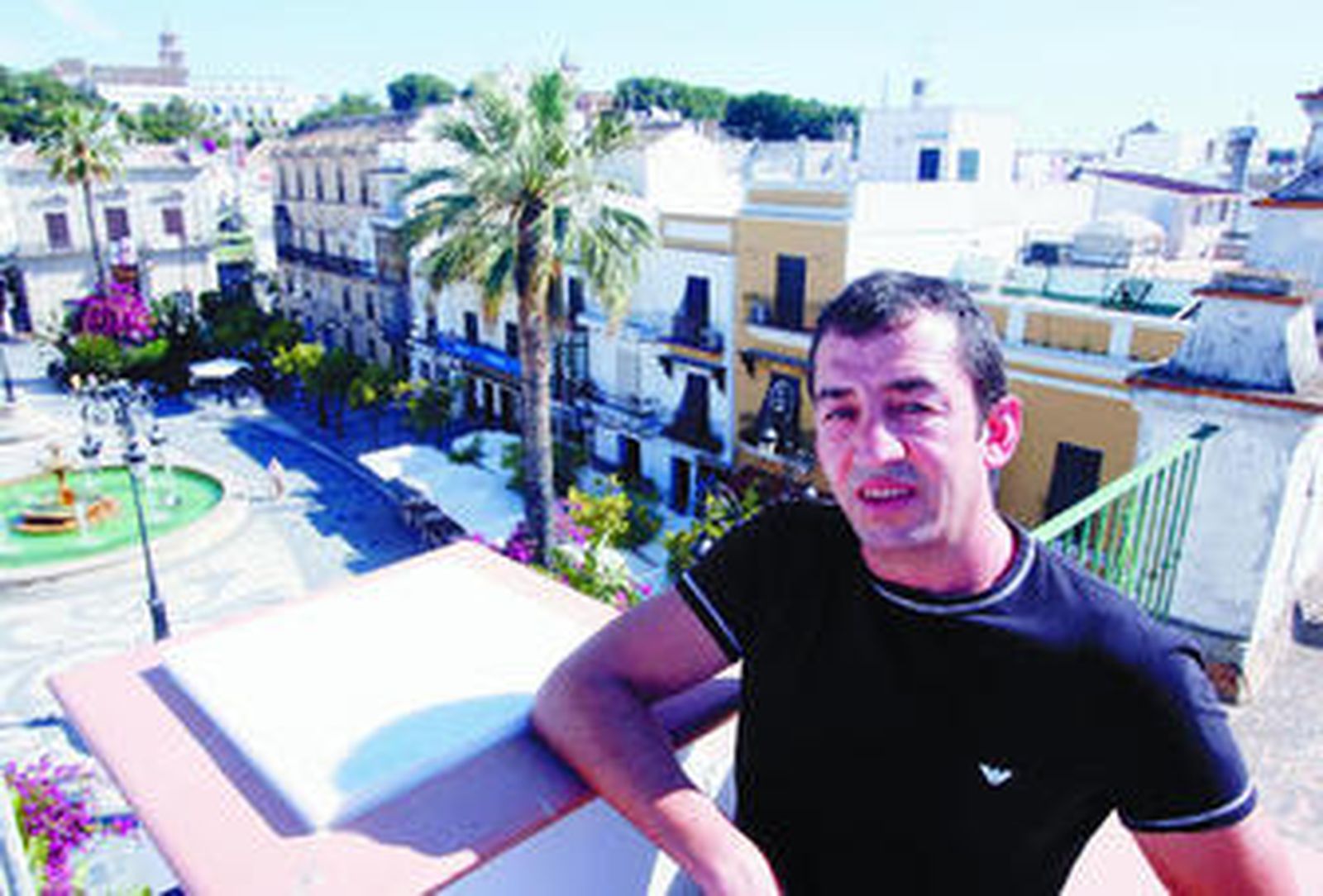 Rafael Casillas, responsable de 33 Spot! en la azotea de las futuras oficinas de la compañía, en la plaza del Cabildo en Sanlúcar.