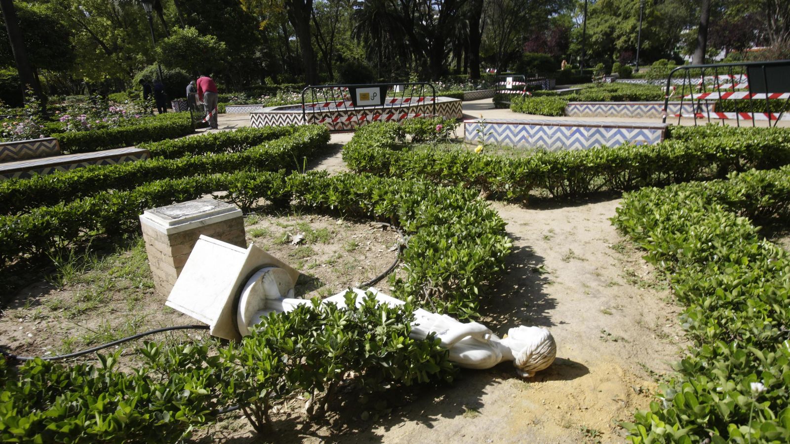 Una de las cuatro esculturas derribadas en la Glorieta de la Concha en el Parque de María Luisa.