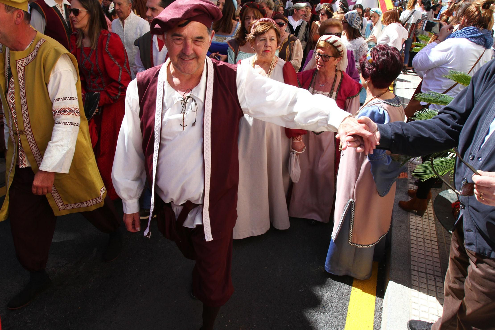 Imágenes del desfile de la XIX Feria Medieval del Descubrimiento, en Palos de la Frontera