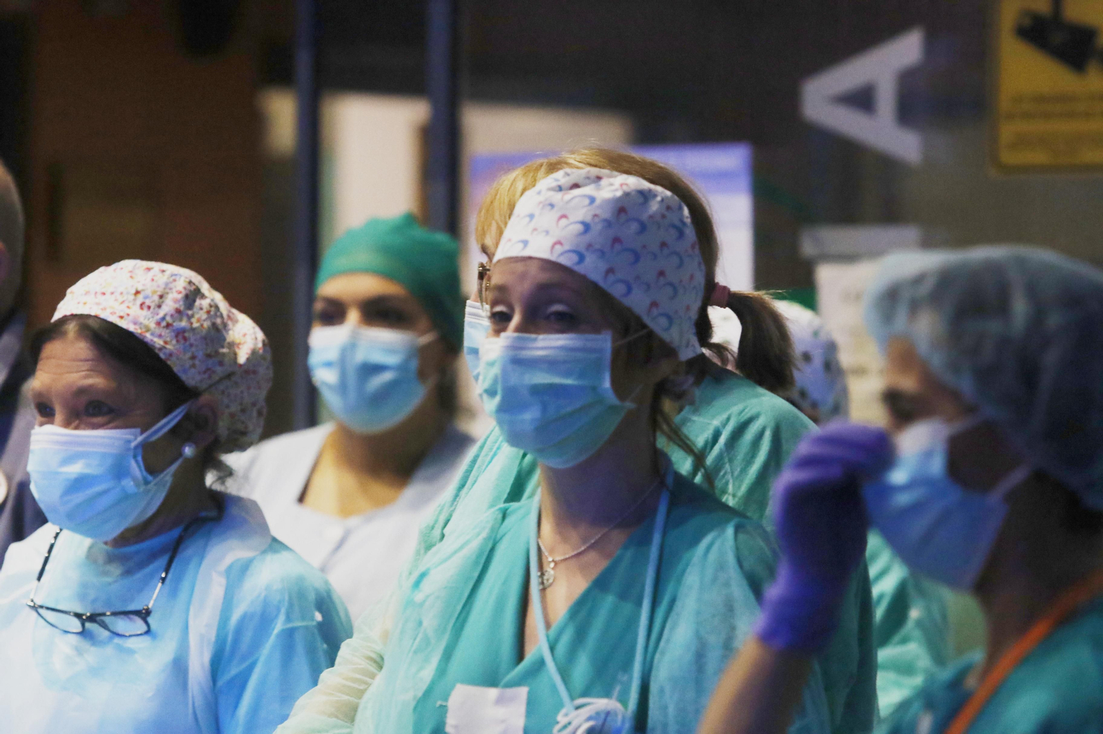 Los profesionales del Hospital Reina Sofía de Córdoba devuelven los aplausos de los cordobeses