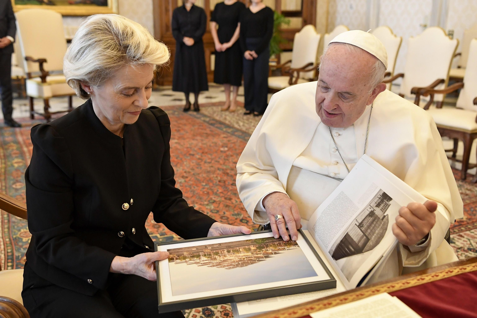 Ursula Von der Leyen muestra a Francisco imágenes del proyecto sevillano