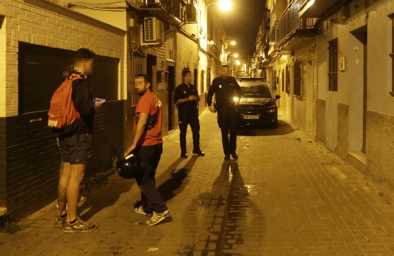 Policías y vecinos en la calle Aguadulce la noche de los sucesos.
