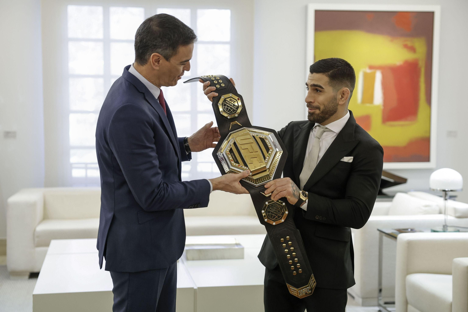 Las imágenes del recibimiento de Pedro Sánchez a Ilia Topuria en La Moncloa