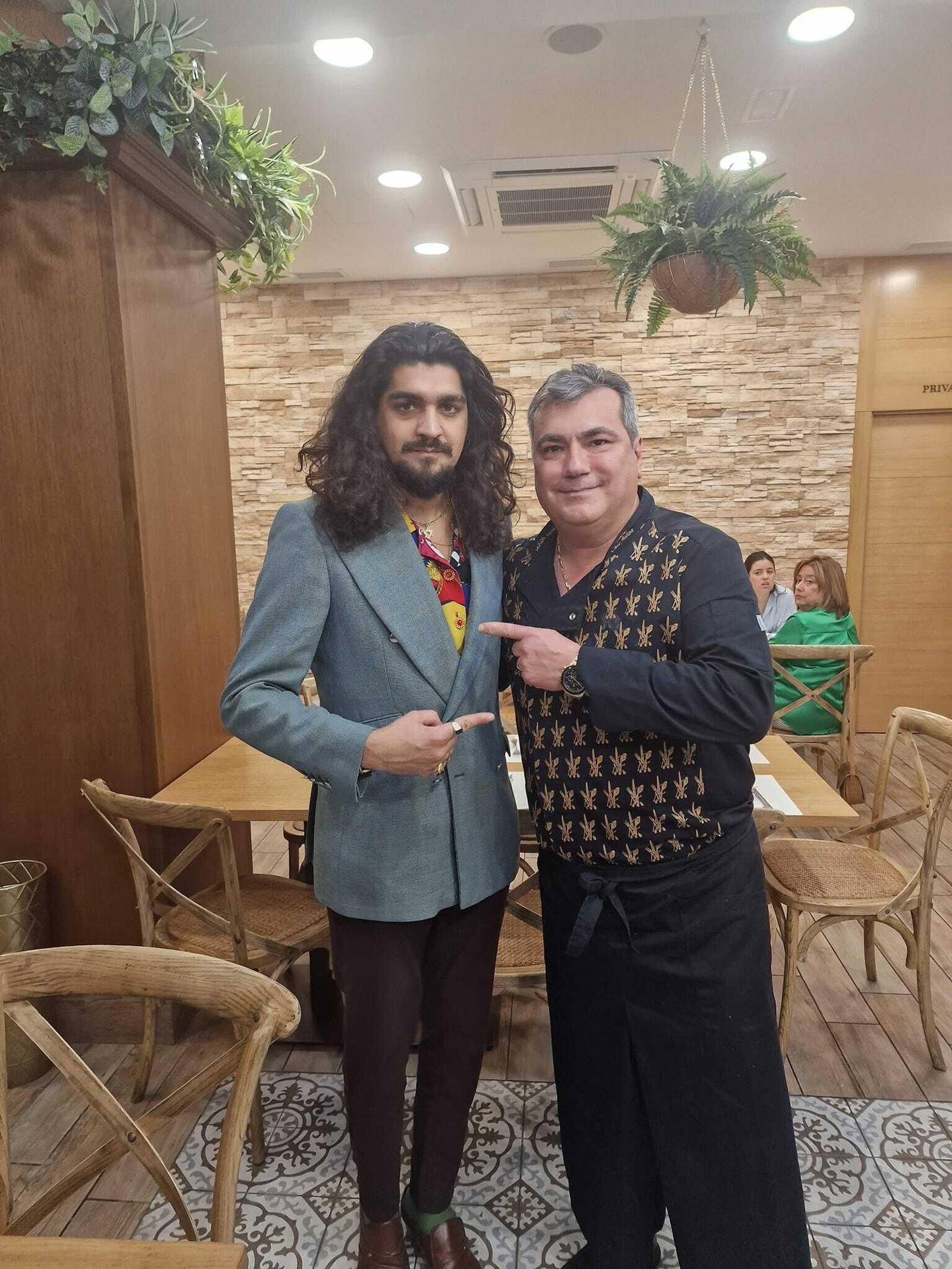 El cantaor Israel Fernández junto a Javier Medina, chef de Taberna Chico Medina El cantaor Israel Fernández junto a Javier Medina, chef de Taberna Chico Medina