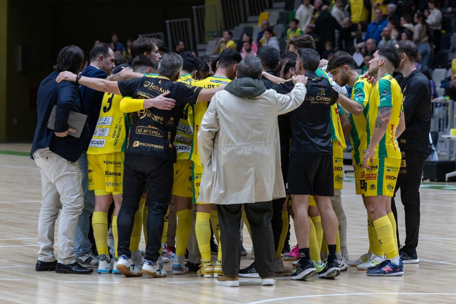 El cuadro jiennense, unido para conseguir el objetivo de la primera vuelta.