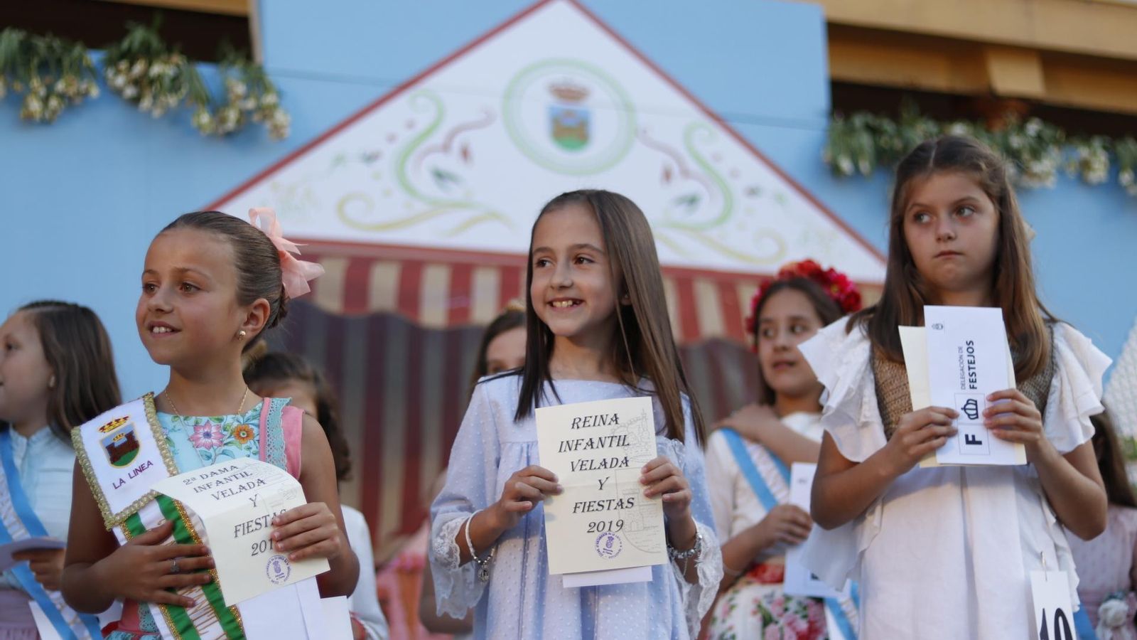 Gema Jiménez, en el centro, reina infantil de la Feria de La Línea 2019