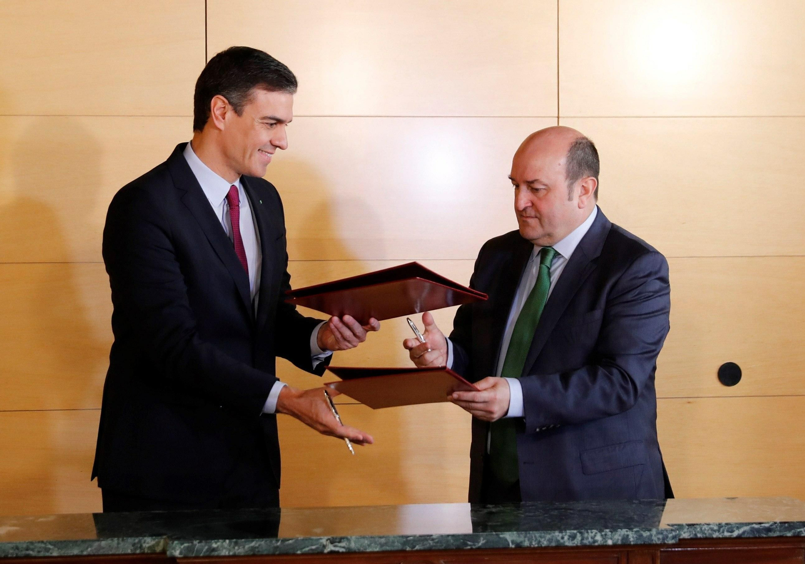 Sánchez y Ortuzar, durante la firma del acuerdo por el que los nacionalistas vascos votarán a favor de la investidura del primero.