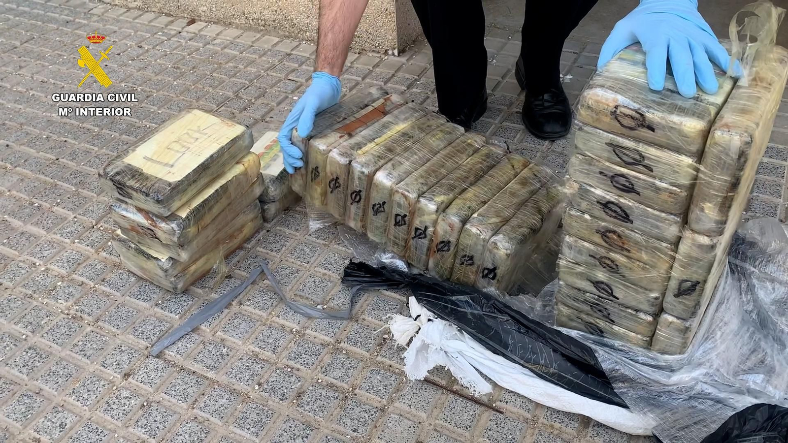 Imagen con parte de los 22 fardos de cocaína que la Guardia Civil incautó el pasado 1 de mayo en una playa barbateña.