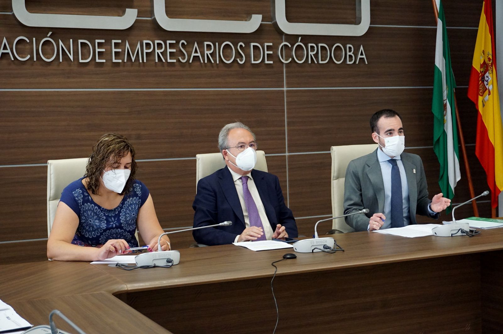 El delegado de Empleo, Ángel Herrador, con el presidente de CECO, Antonio Díaz y la presidenta del Colegio de Graduados Sociales, Carmen María Castro en la presentación de las ayudas.
