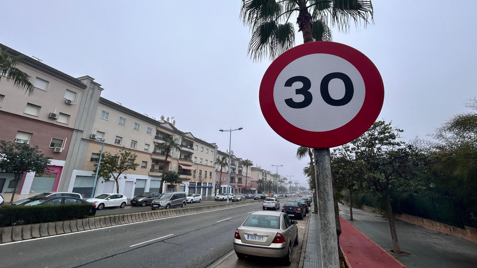 Señal de limitación de velocidad a 30 kilómetros por hora en la avenida Adolfo Suárez de Dos Hermanas.