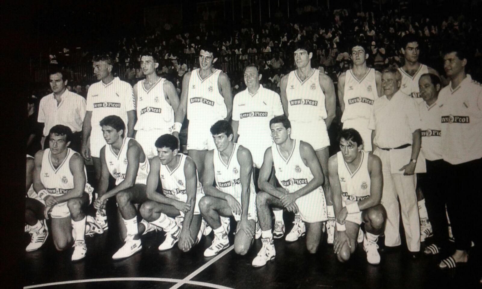 Plantilla del Real Madrid con el jerezano Miguel Ángel Cabral junto a Drazen Petrovic, Fernando Martín, Fernando Romay, Pep Cargol, Antonio Martín, Biriukov, José Luis Llorente, George Karl, Clifford Luyk y Alfonso del Corral, entre otros.
