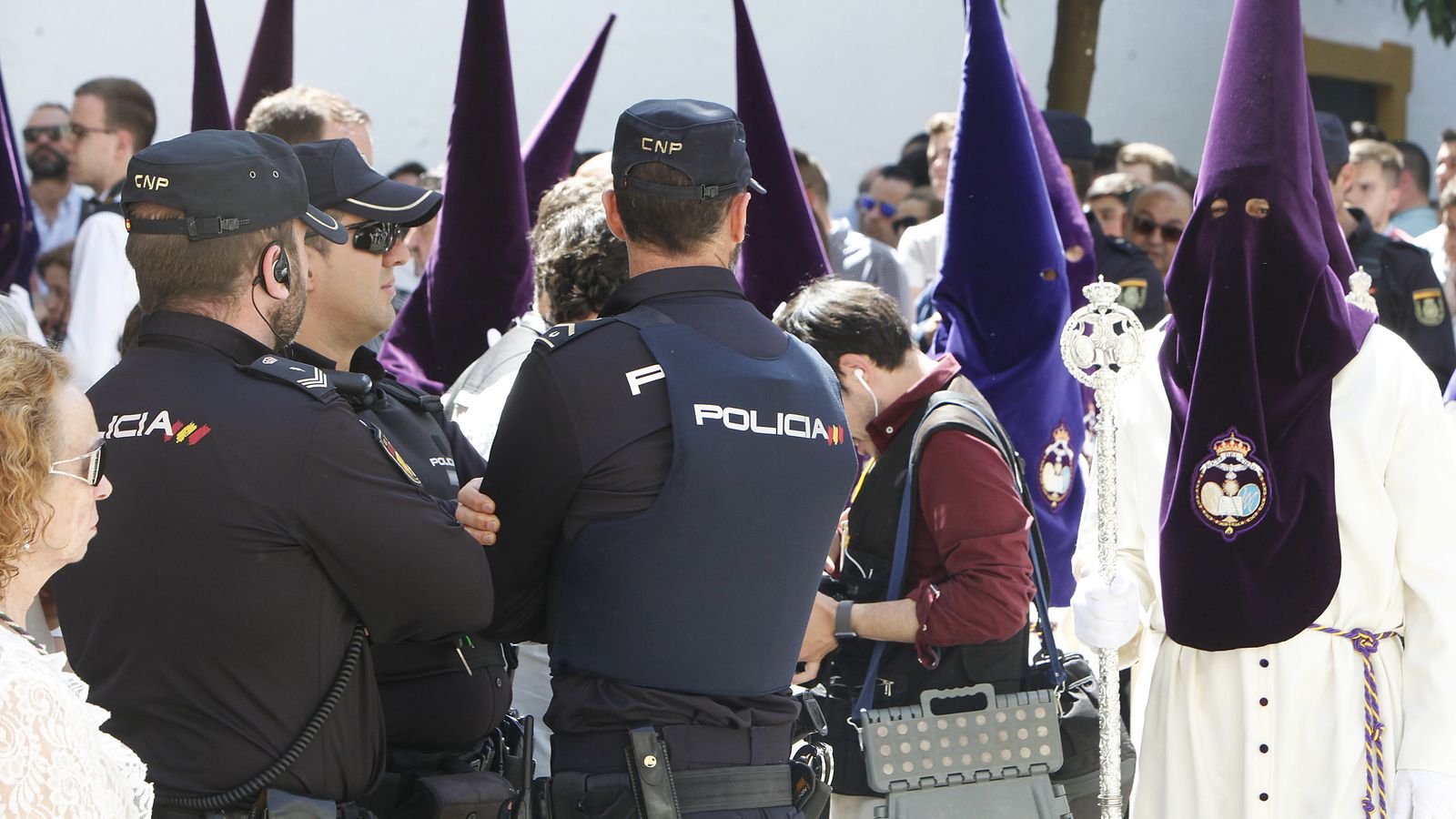 Policías nacionales, en la salida del Beso de Judas el Lunes Santo de 2019.